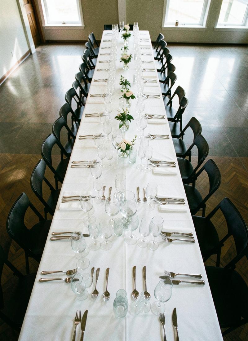 Mesa de banquete montada en una sala vacía antes del evento