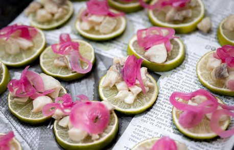 Ceviche servido en un evento
